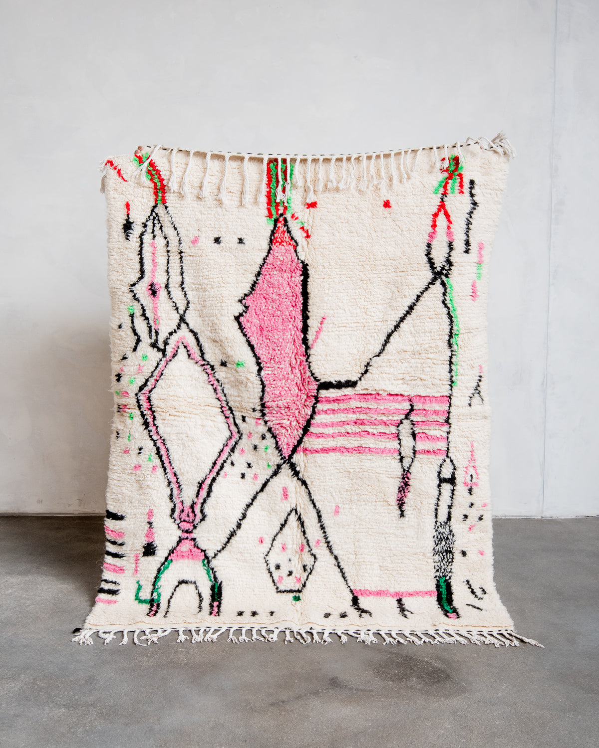 Modern designer handcrafted Berber rug from Morocco. Azilal rug with beautiful colors and patterns. Made of sheep’s wool and colourful cotton.